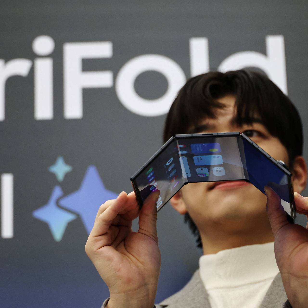 Тройные смартфоны Samsung и Huawei сравнили