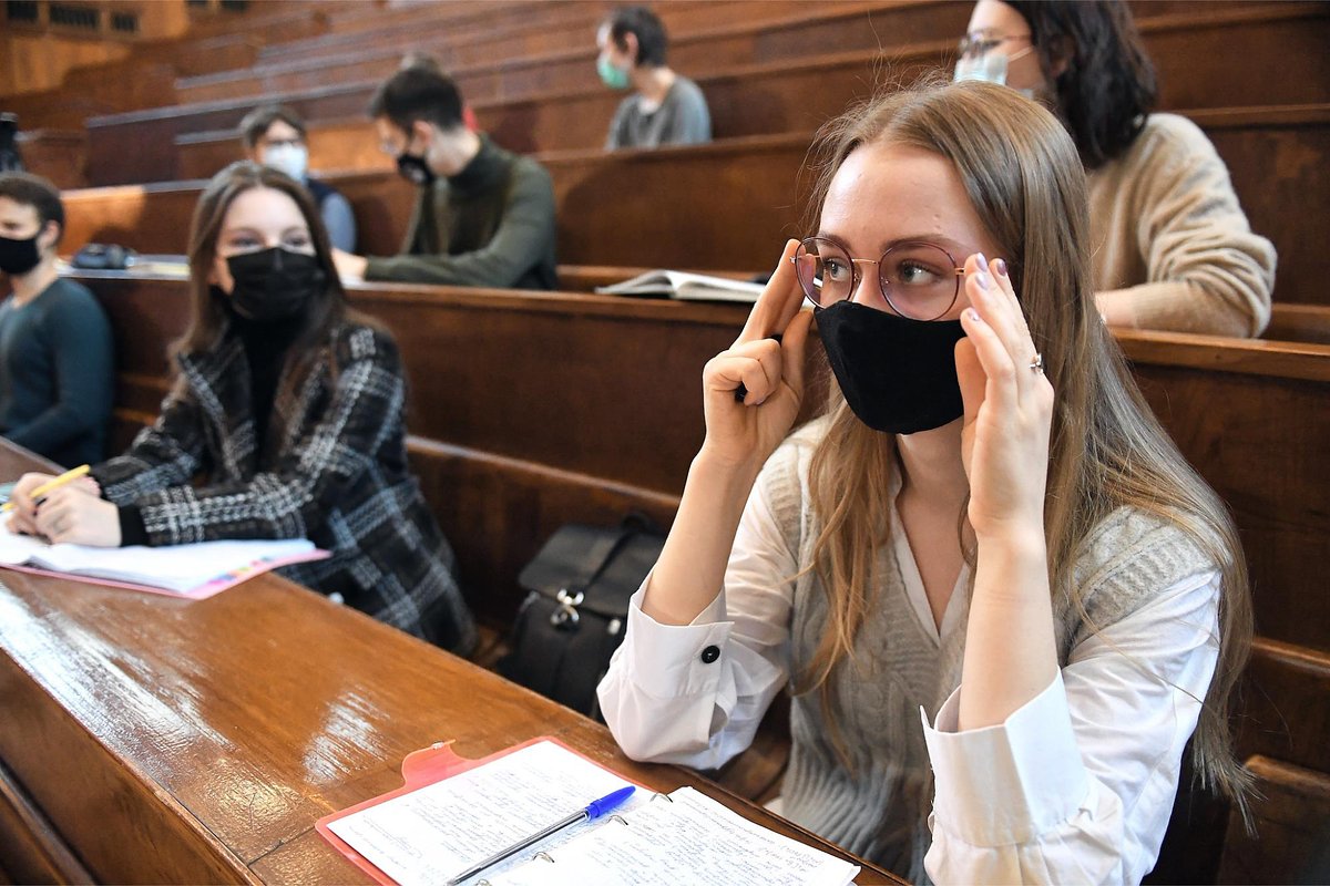 Студенты химического факультета во время занятий