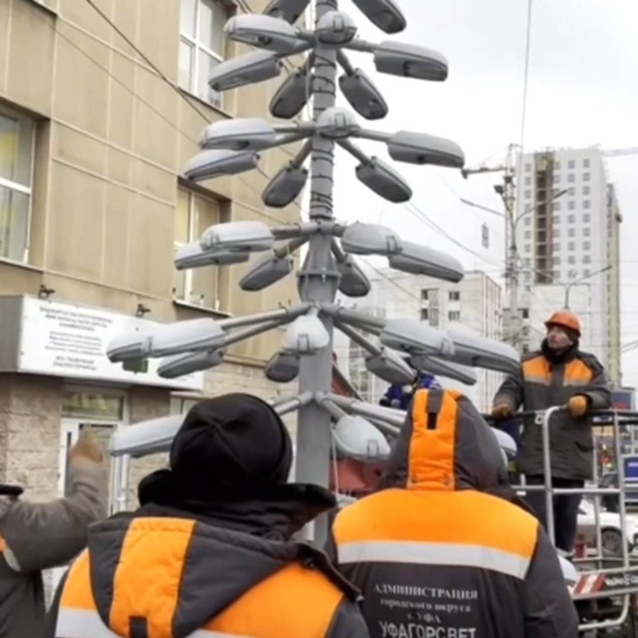 В российском городе появилась новогодняя елка из старых уличных светильников