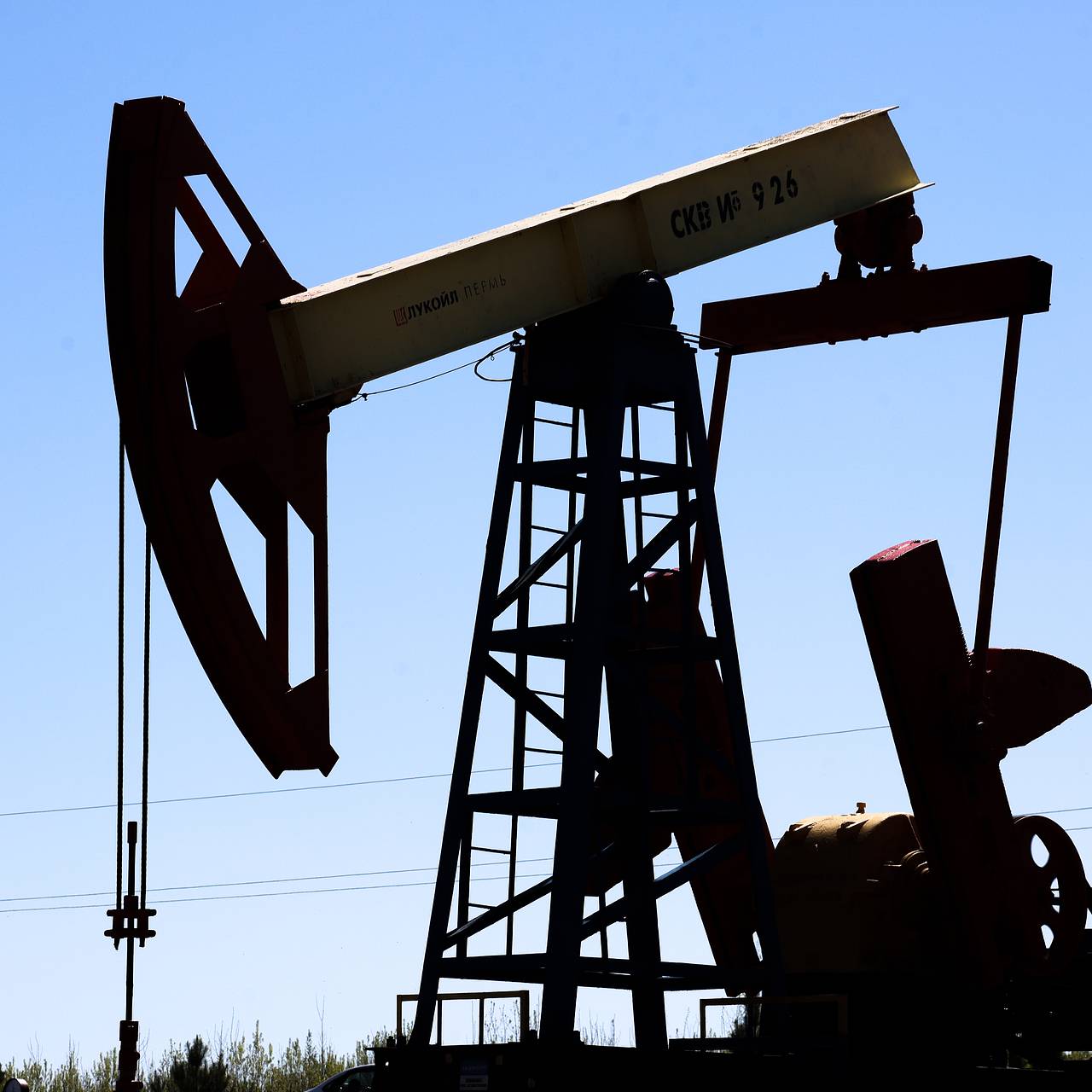 Поставки нефти из России упали