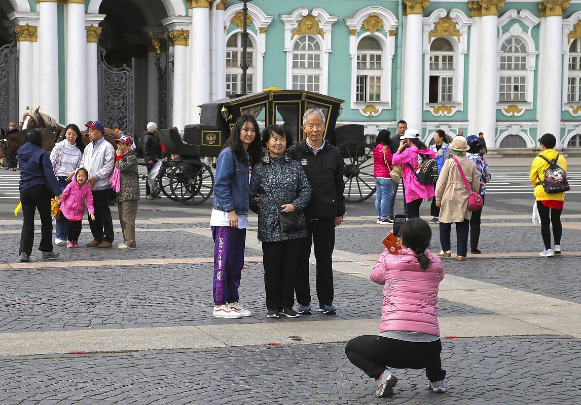 Китайские туристы на Дворцовой площади