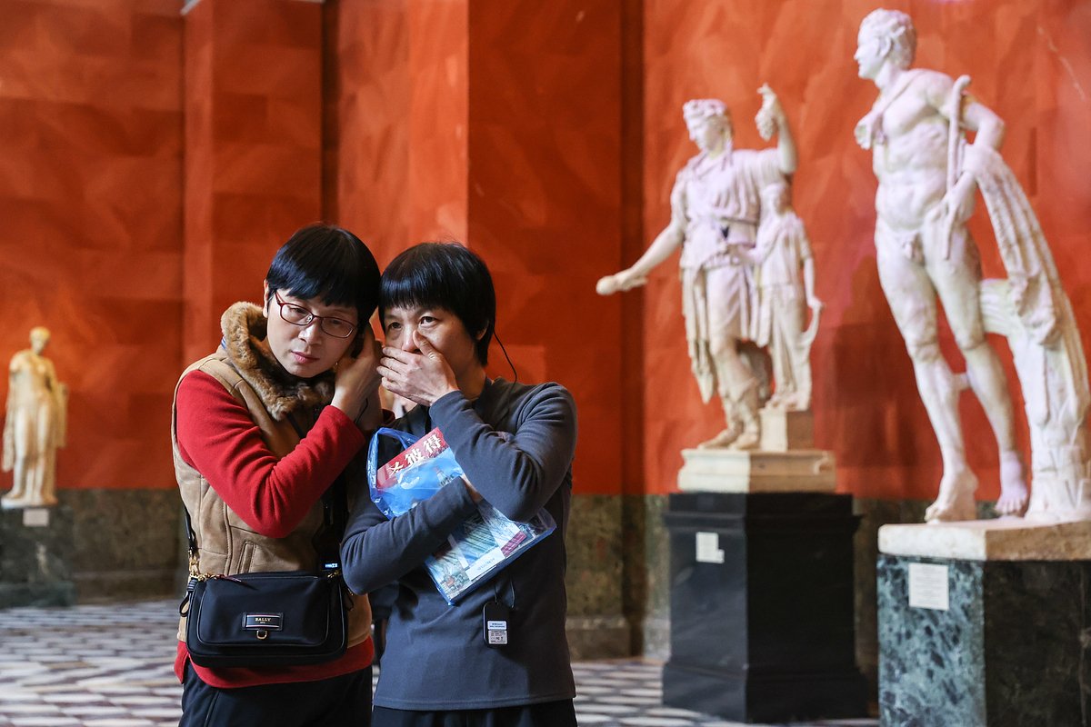 Китайские туристы во время экскурсии по залам Государственного Эрмитажа, Санкт-Петербург