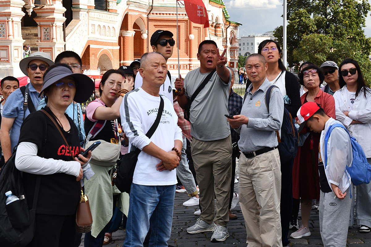 Китайские туристы на Красной площади в Москве
