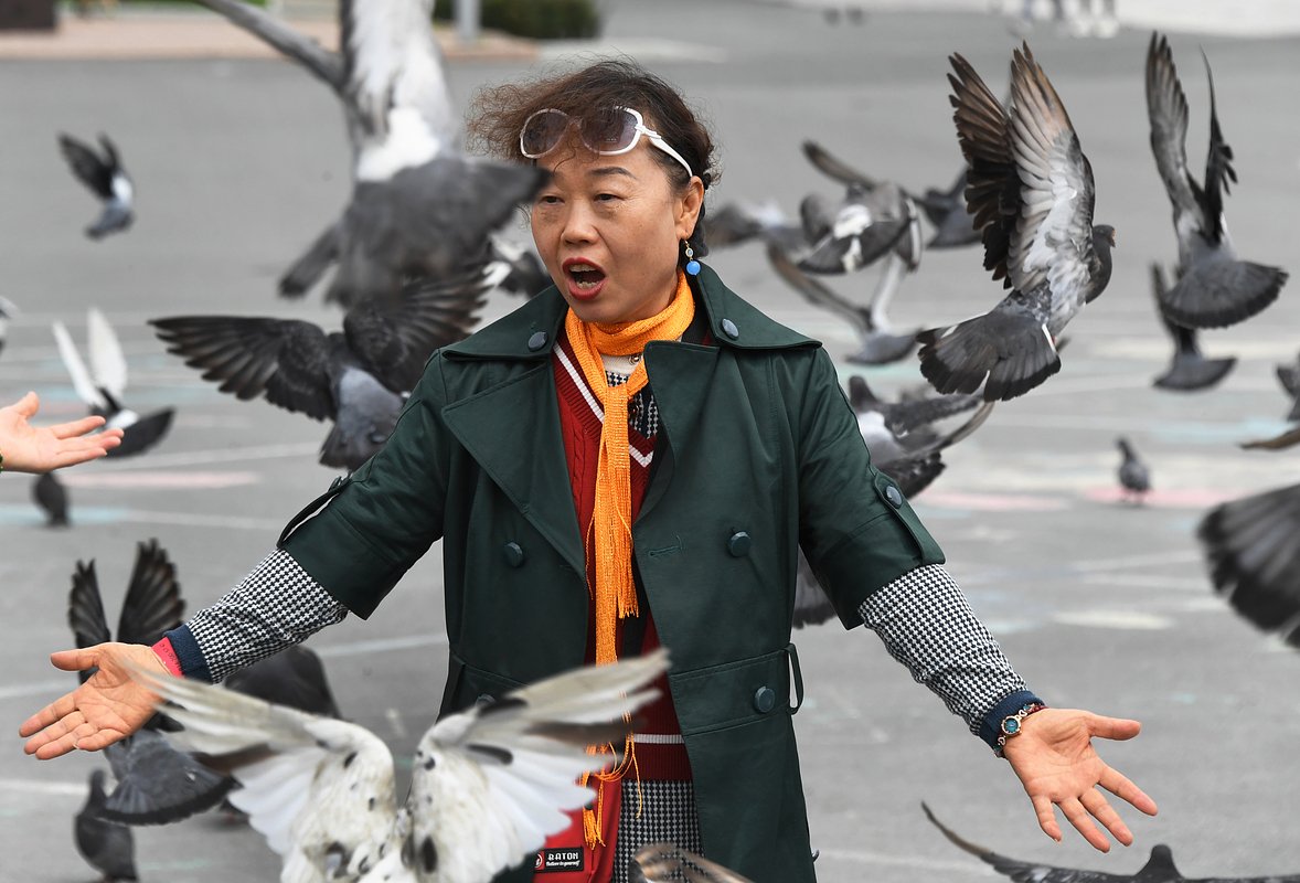 Китайская туристка на центральной площади Владивостока