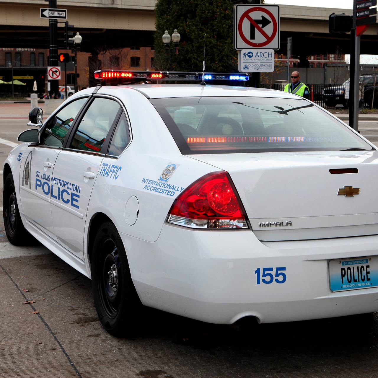 Полицейский устраивал проверки десяткам женщин и крал их интимные фото и видео