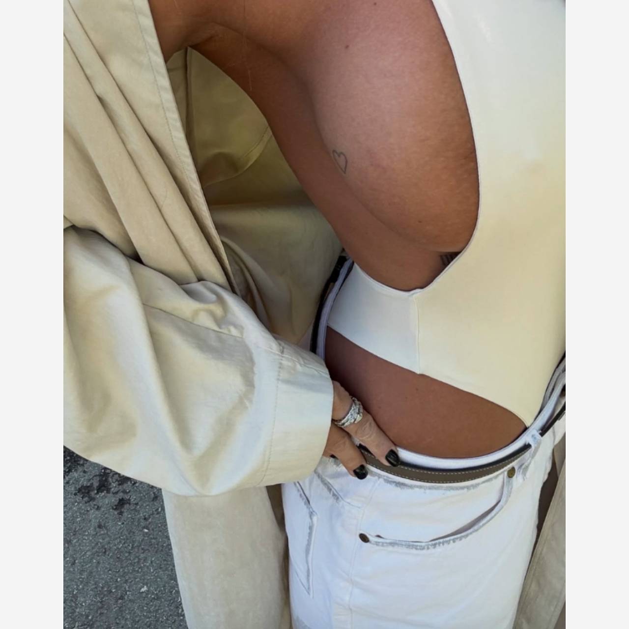 Жена футболиста клуба РПЛ похвасталась татуировкой на интимной части тела