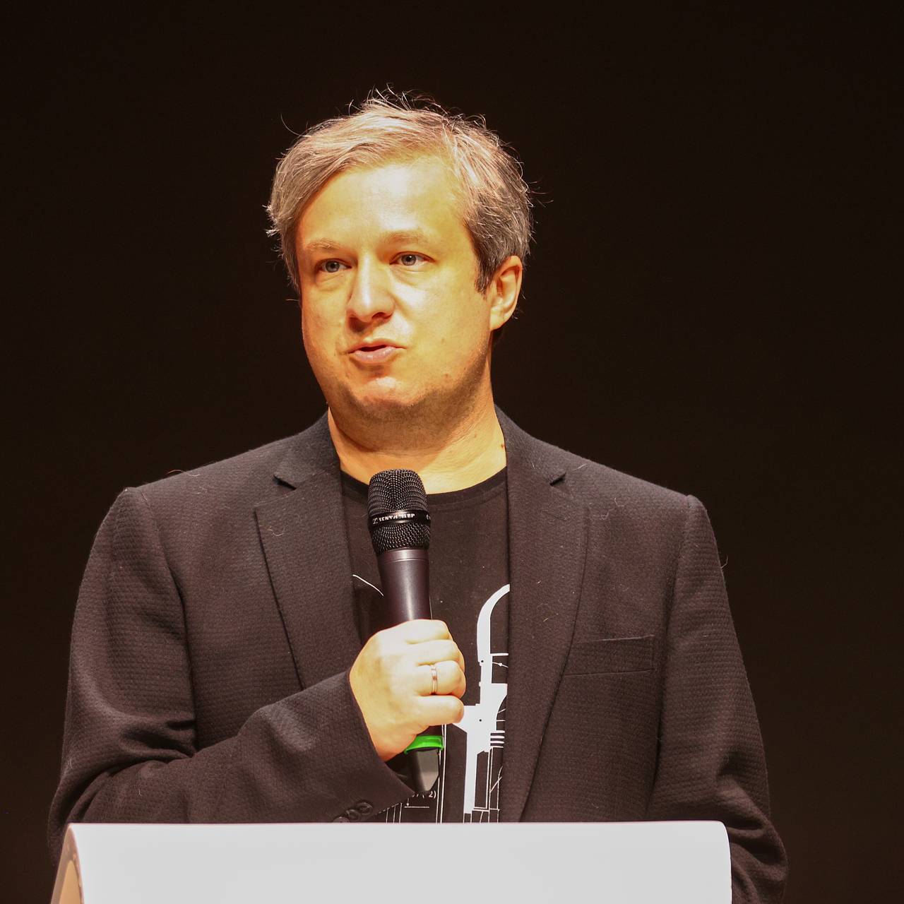 Известный российский критик обжалует решение суда о заочном аресте