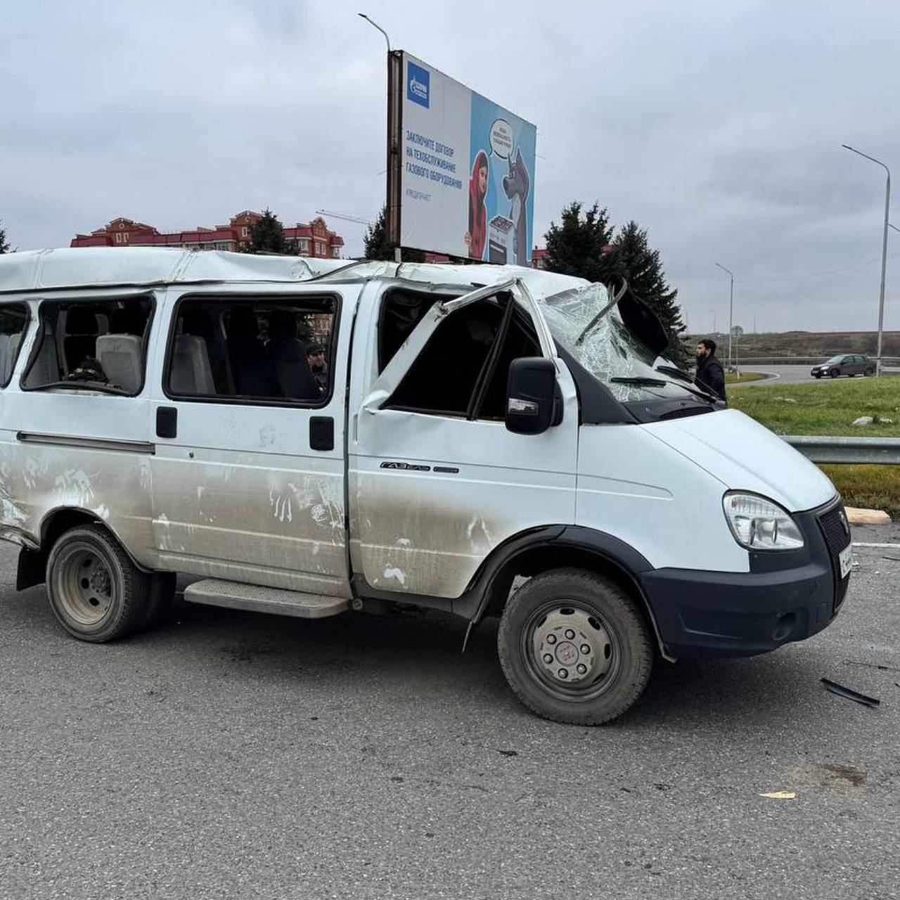 На въезде в столицу региона России перевернулся автобус со школьниками