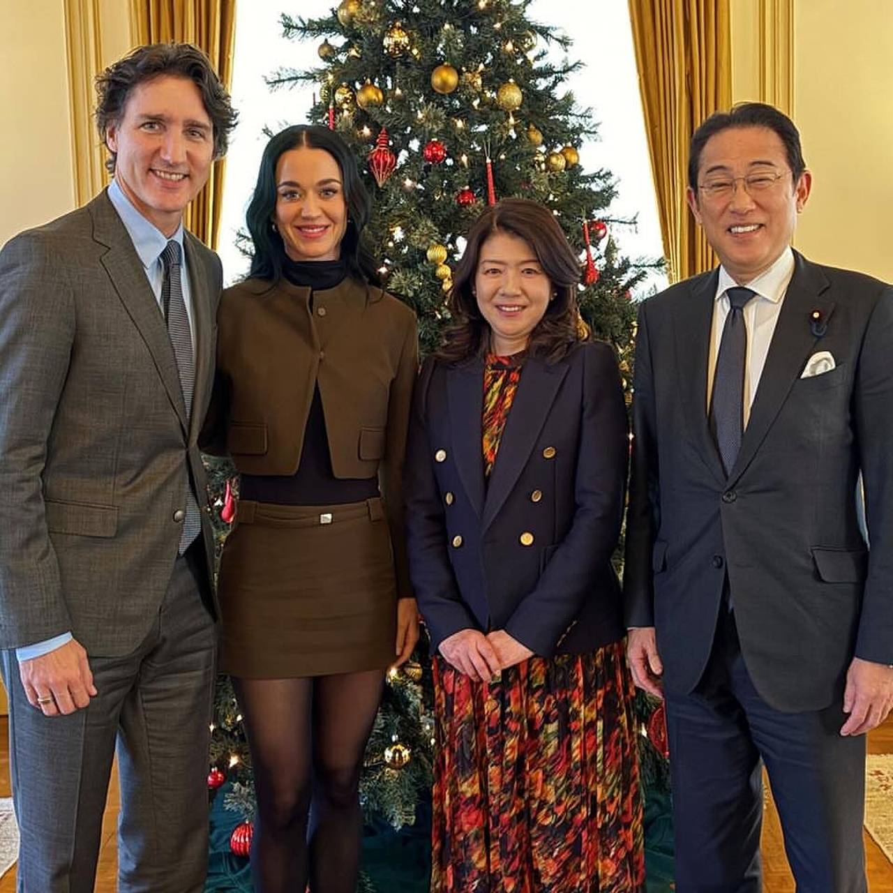 Кэти Перри надела мини-юбку и в сопровождении Трюдо встретилась с экс-премьером Японии