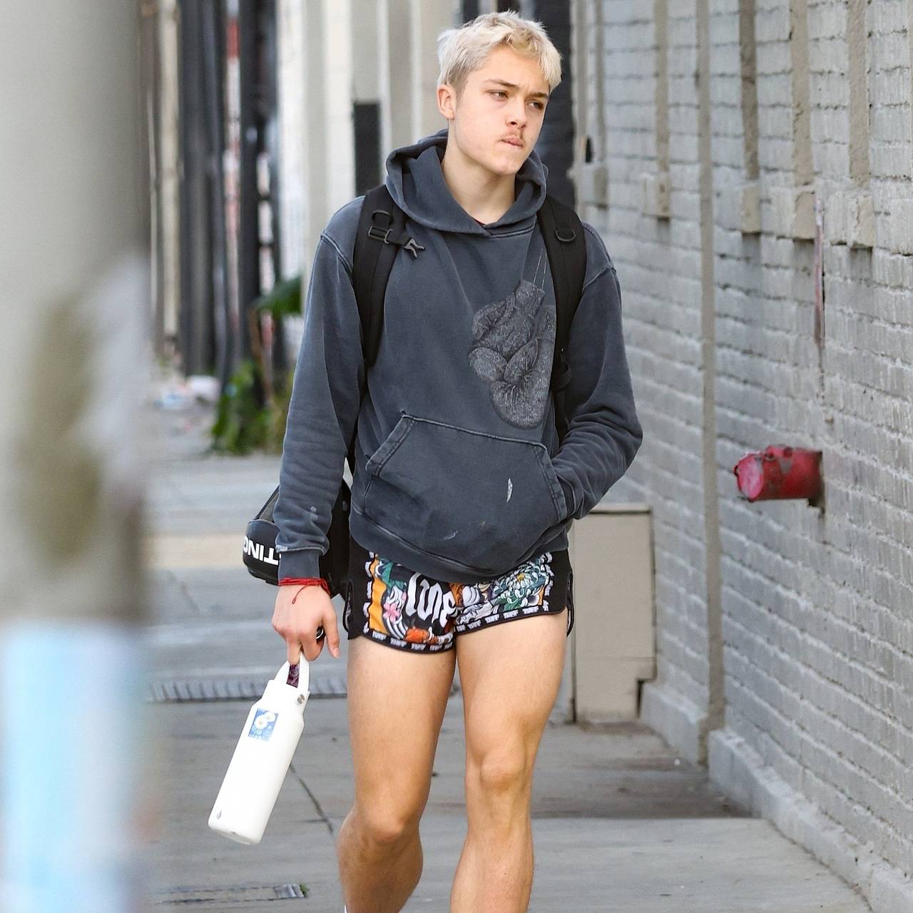 17-летнего сына Анджелины Джоли сняли в мини-шортах на улице