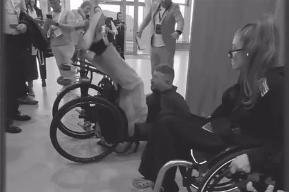 Артемий Лебедев упал с инвалидной коляски