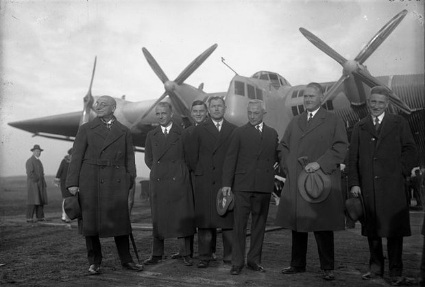 Немецкие конструкторы рядом с «Летающим домом» G-38