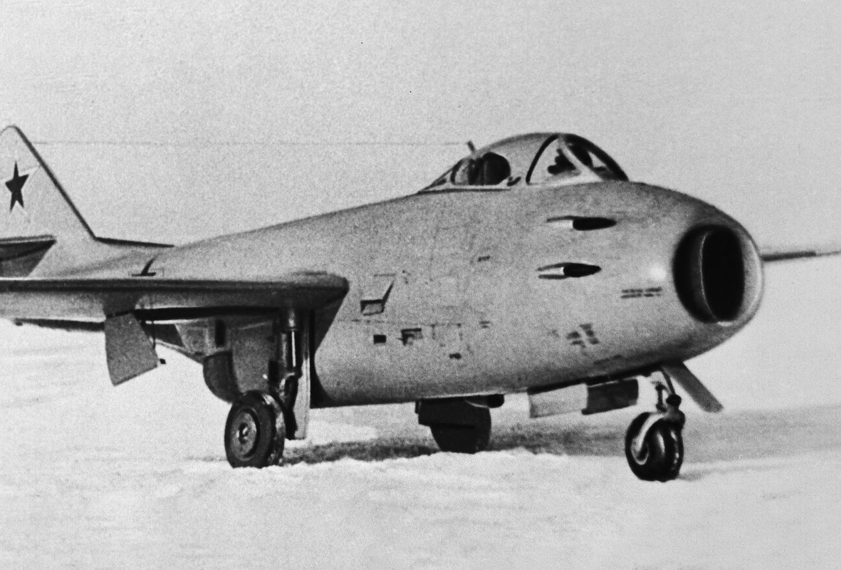 МиГ-9 — первый советский турбореактивный истребитель