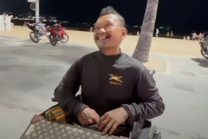 Инвалид-колясочник вытащил бездыханного мужчину из воды на глазах у туристов в Таиланде