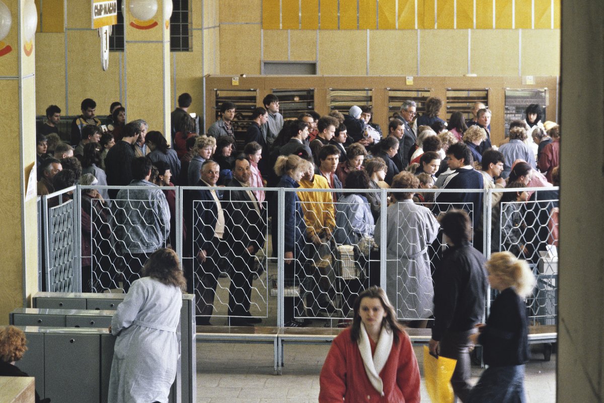 Продовольственный кризис в Москве, 1 июня 1990 года. Очередь в продовольственном магазине.