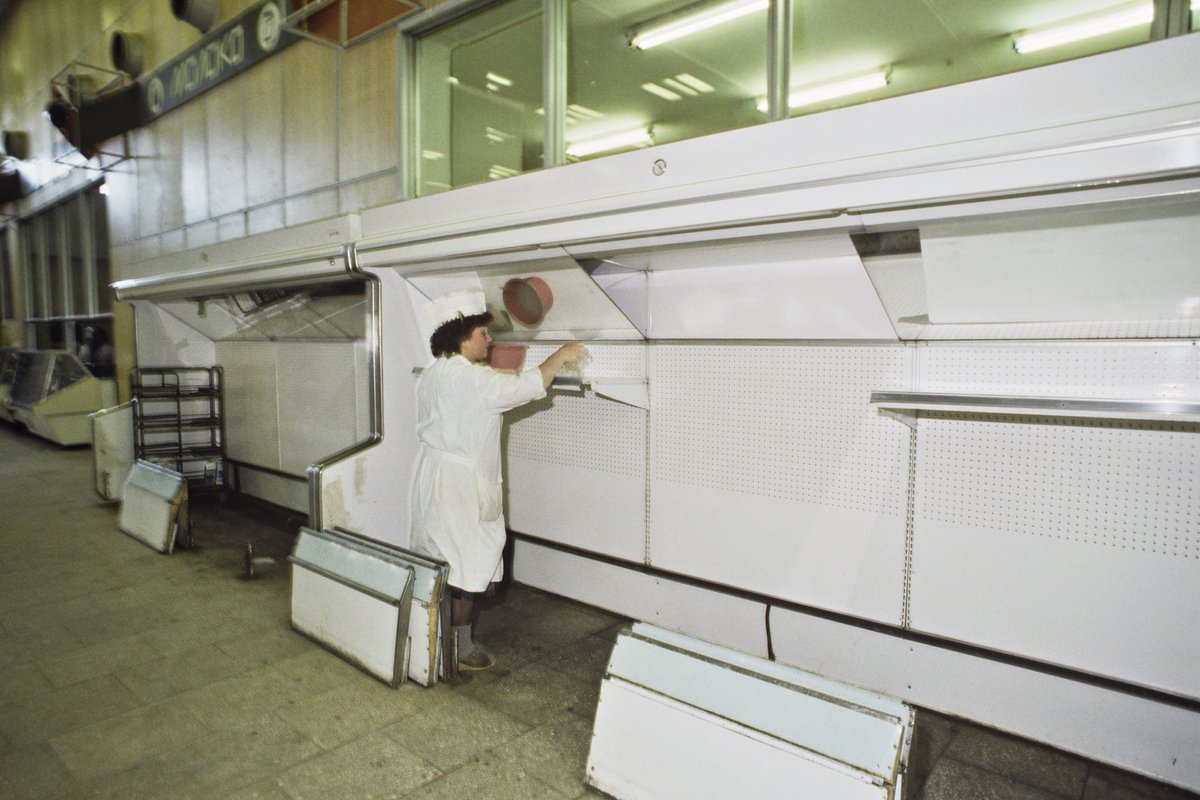 Продовольственный кризис в Москве, 1 июня 1990 года. Пустые прилавки в магазине