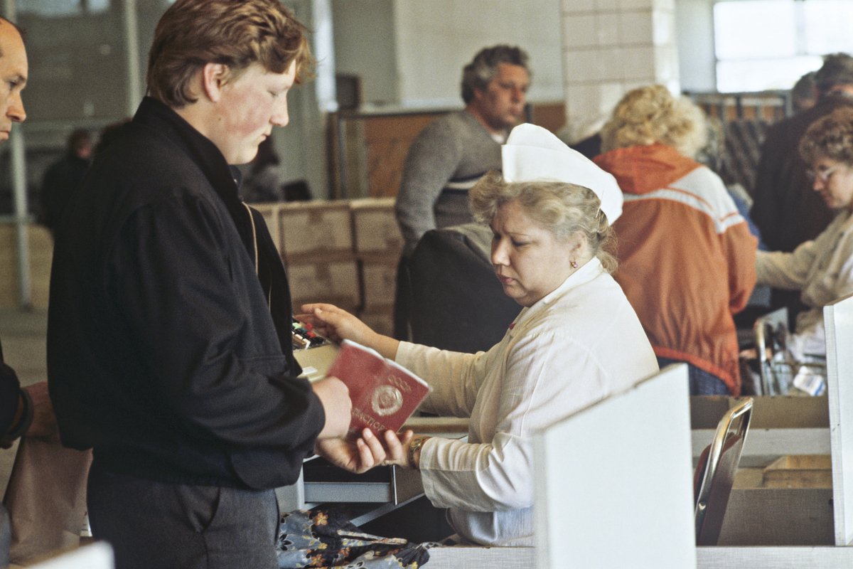 Продовольственный кризис в Москве, 1 июня 1990 года, торговля товарами в Москве по паспортам с московской пропиской
