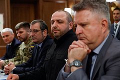 Рустем Умеров (в центре)