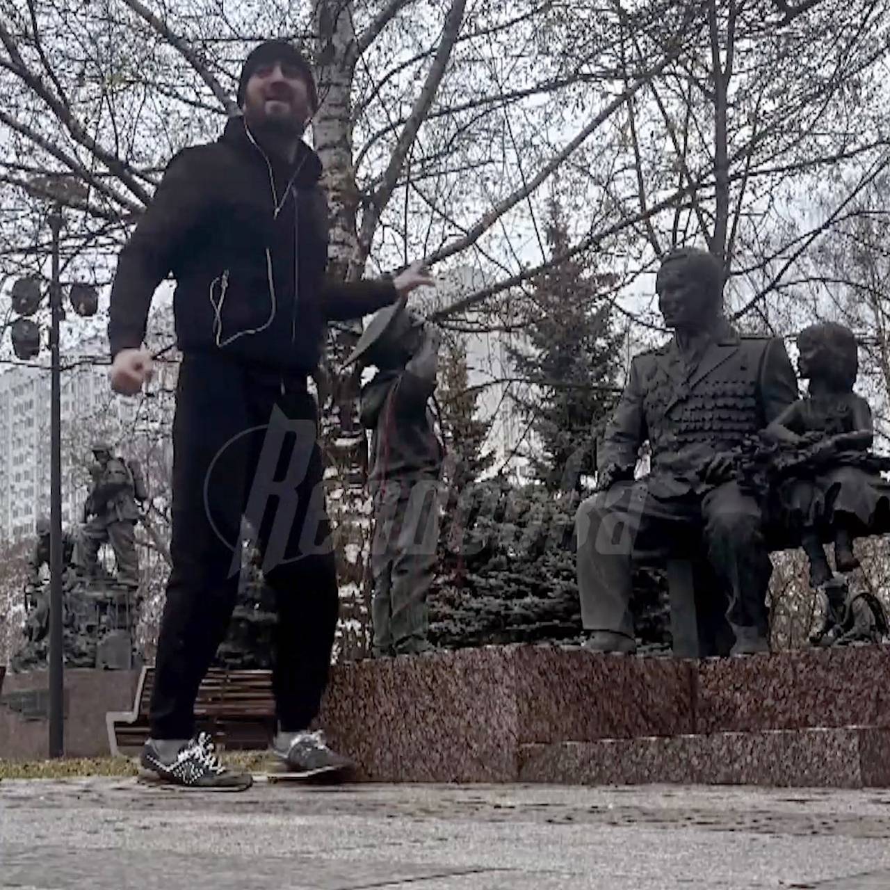 Журова предложила проверить состояние устроившего спарринг с памятником бойца ММА