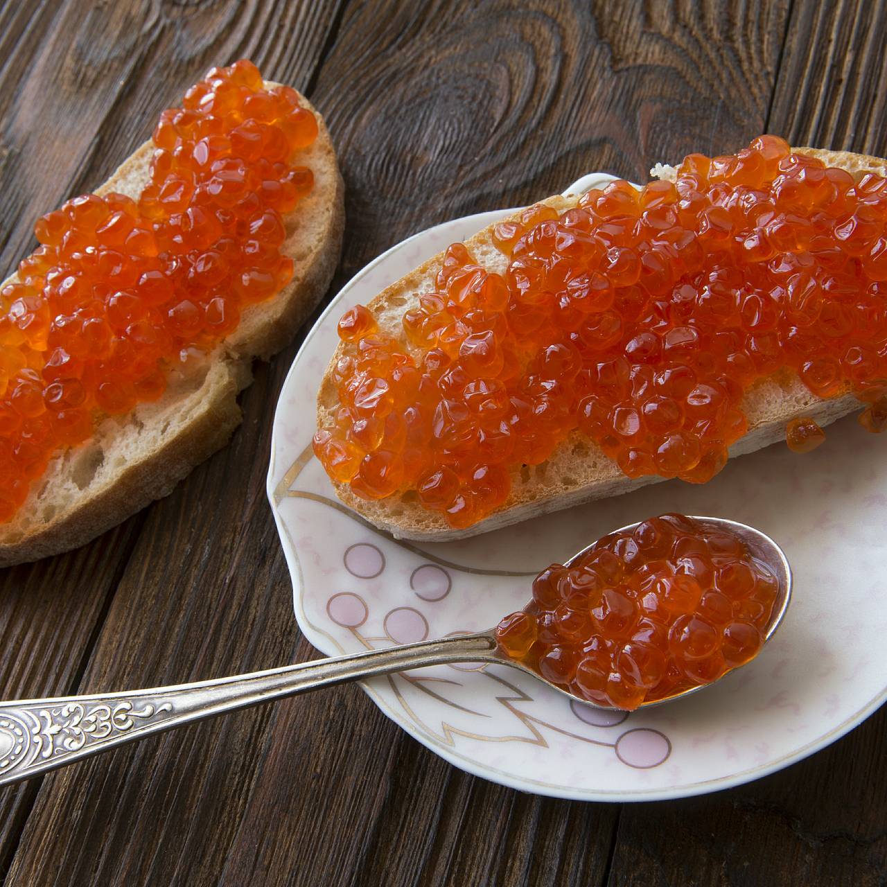 Россиян призвали отказаться от покупки красной икры с одной добавкой