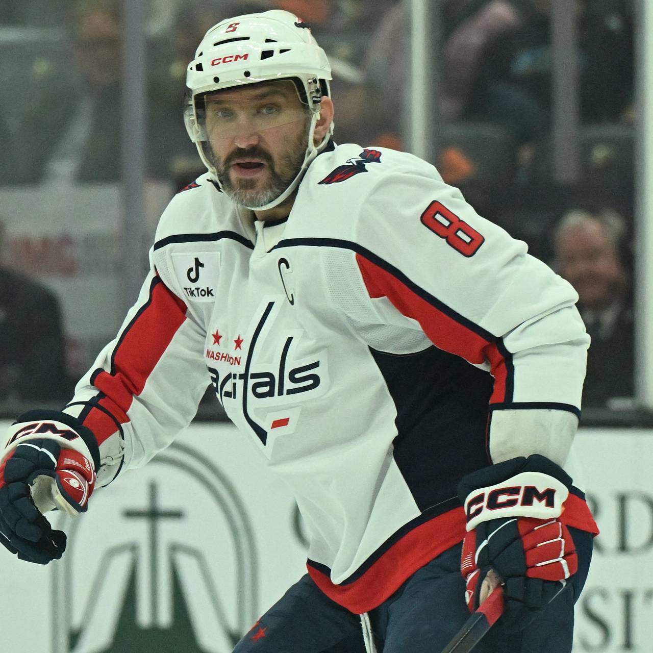 Овечкин вступил в потасовку с американцем во время матча НХЛ