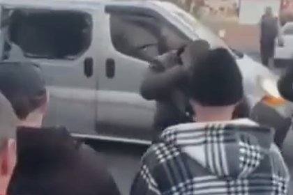 Толпа жителей Одессы разгромила микроавтобус сотрудников ТЦК и попала на видео