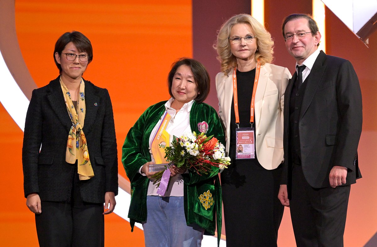 Заместитель генерального секретаря совещания по взаимодействию и мерам доверия в Азии Чжан Лин, волонтер из Казахстана Гульниса Кулумжанова, получившая награду в международной номинации «Код милосердия» за проект «Нити добра», основатель «Фонда Константина Хабенского», художественный руководитель Московского художественного театра имени А.П. Чехова, актер Константин Хабенский и заместитель председателя правительства РФ Татьяна Голикова (слева направо) на церемонии награждения победителей Международной премии #МЫВМЕСТЕ