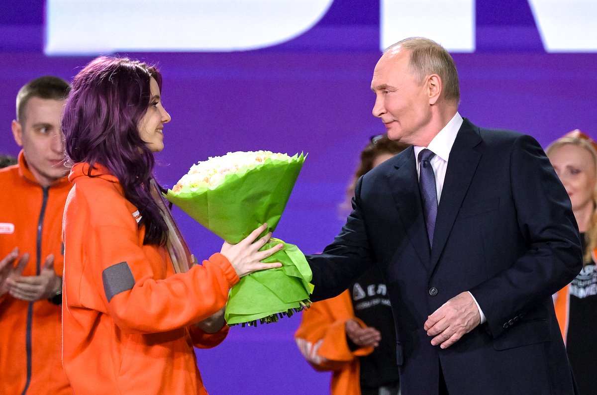 Президент РФ Владимир Путин и Анна Плужникова, получившая награду в номинации «Волонтер года», на церемонии награждения победителей Международной премии #МЫВМЕСТЕ