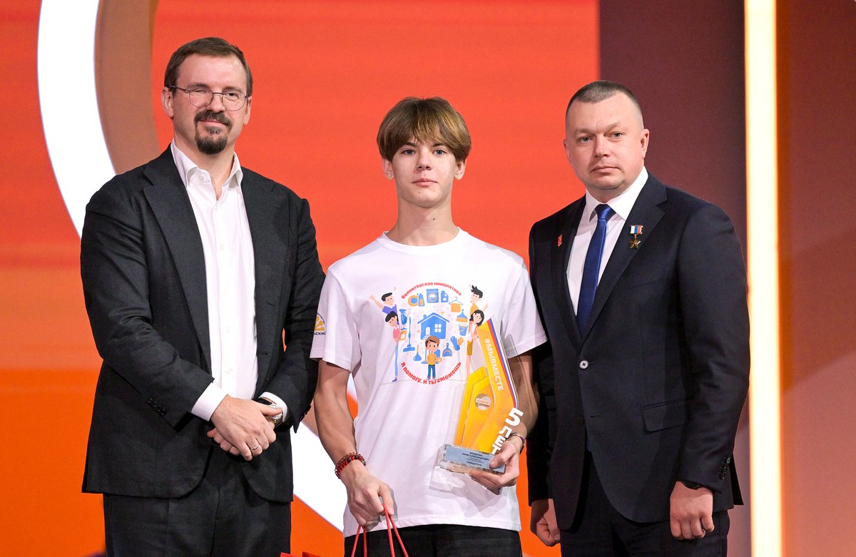 Главный управляющий директор «Альфа-Банка» Владимир Верхошинский, волонтер Семен Борденюк, получивший награду в номинации «Поколение добра» за волонтерскую инициативу «Я помогу, и ты сможешь!» и председатель правления Российского движения детей и молодежи Движение Первых Артур Орлов (слева направо) на церемонии награждения победителей Международной премии #МЫВМЕСТЕ