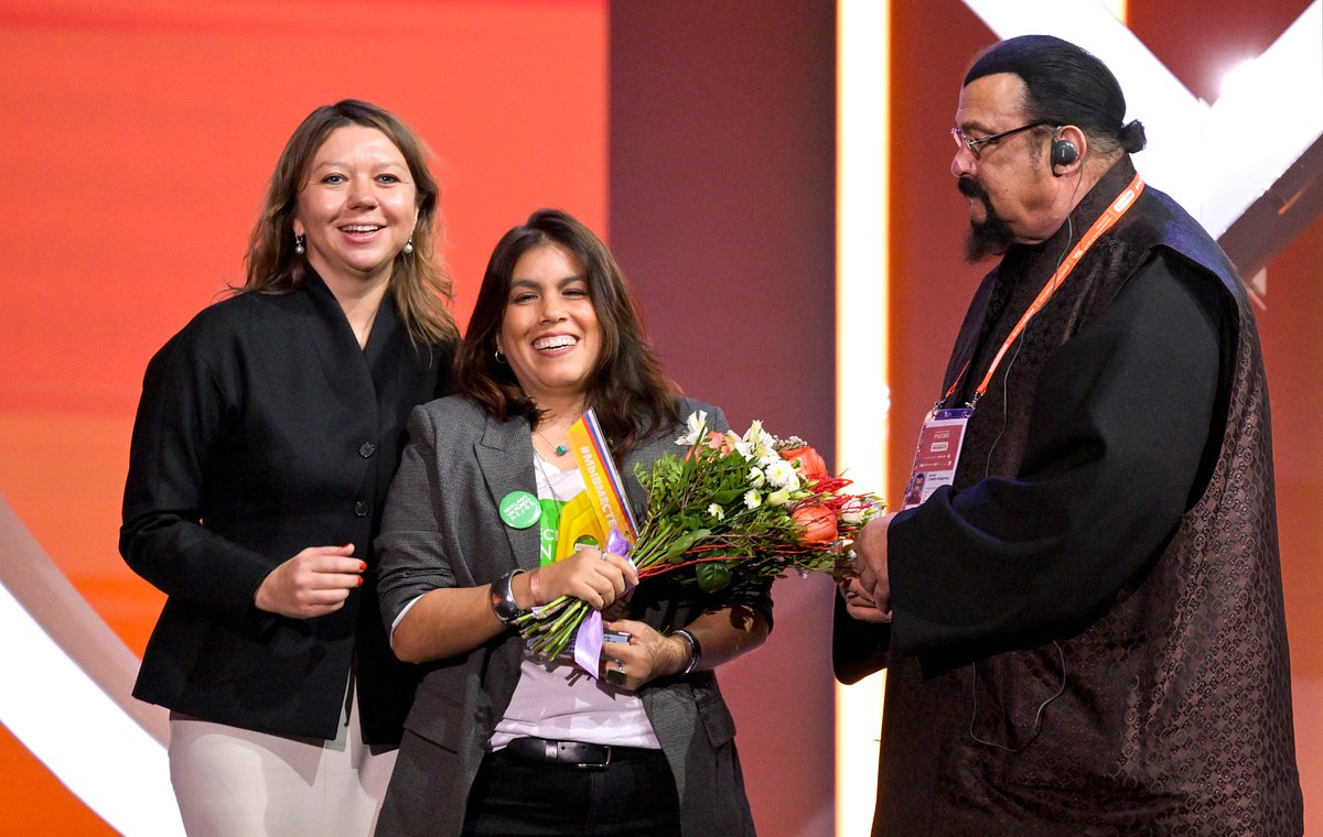 Генеральный  директор национального центра «Россия» Наталья Виртуозова (слева), волонтер из Колумбии Алехандра Бонито, получившая награду в международной номинации «Устойчивое будущее» за проект «Переработка ради лучшего мира» (Reciclando un mundo mejor), и специальный представитель МИД России по вопросам российско-американских гуманитарных отношений, актер, кинопродюсер Стивен Сигал на церемонии награждения победителей Международной премии #МЫВМЕСТЕ