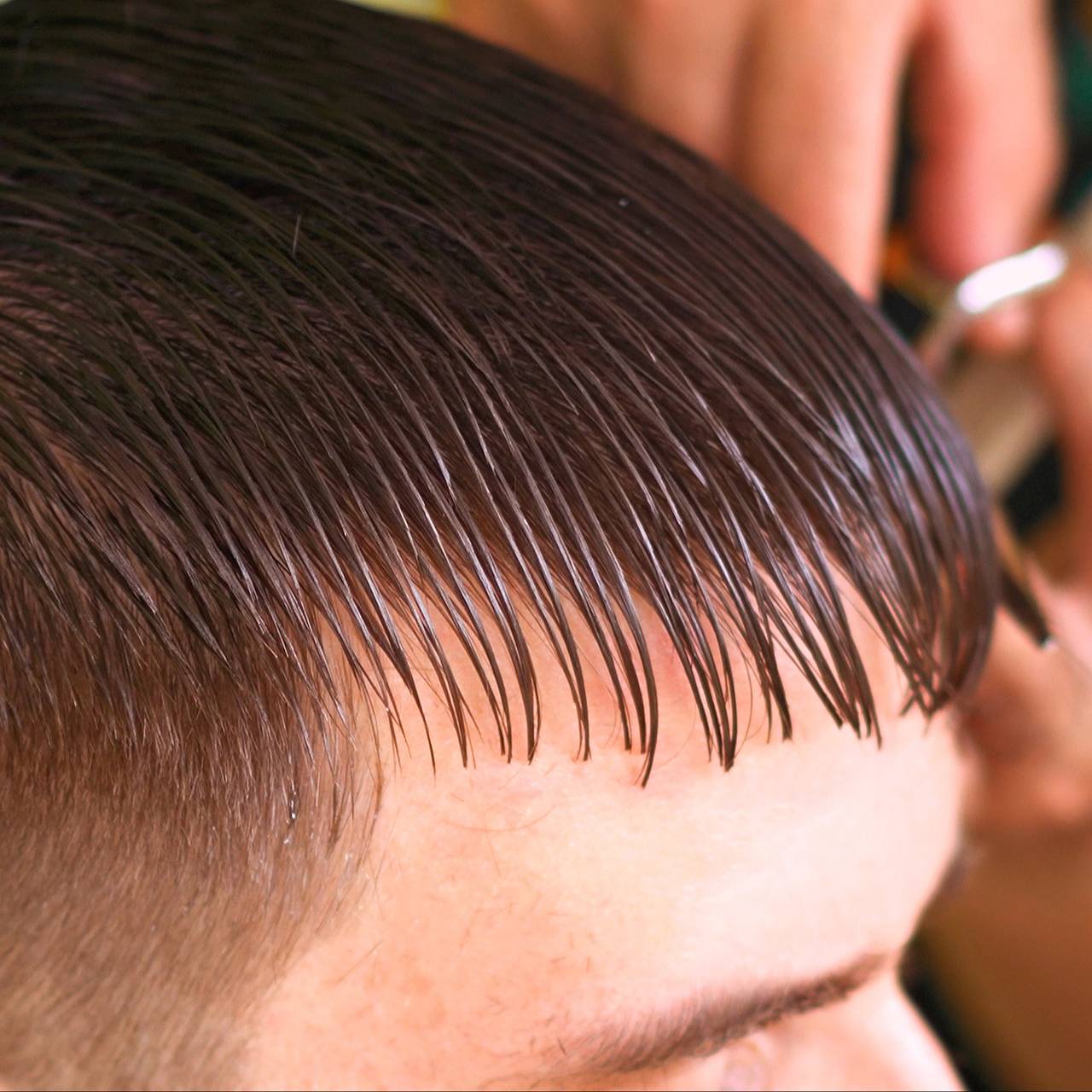 В России вернулась мода на прическу со «штрихкодом»