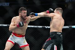 Мераб Двалишвили (красные перчатки) и Петр Ян на турнире UFC 323