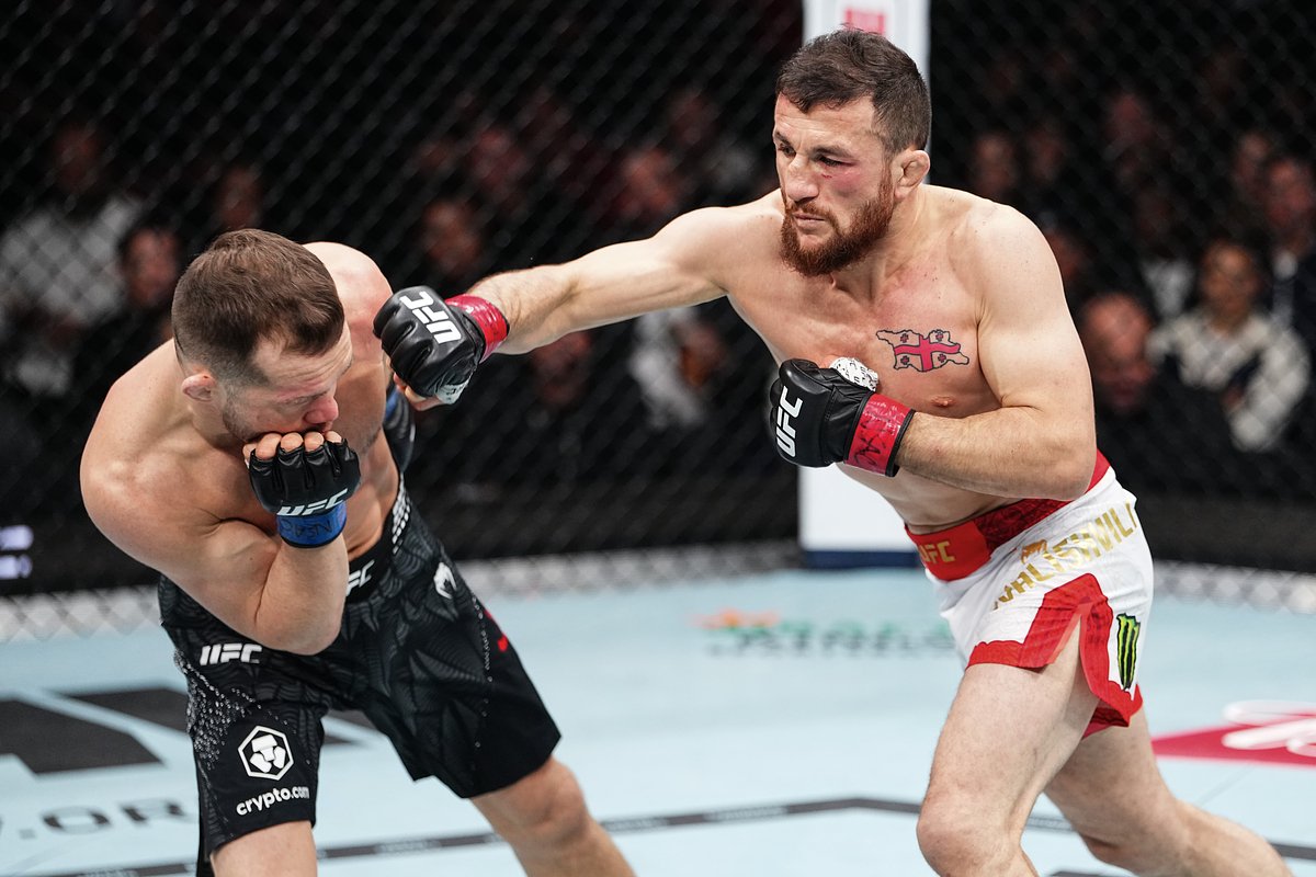 Петр Ян и Мераб Двалишвили (справа) в бою за звание чемпиона UFC в легчайшем весе во время турнира UFC 323 6 декабря 2025 года в Лас-Вегасе, штат Невада.