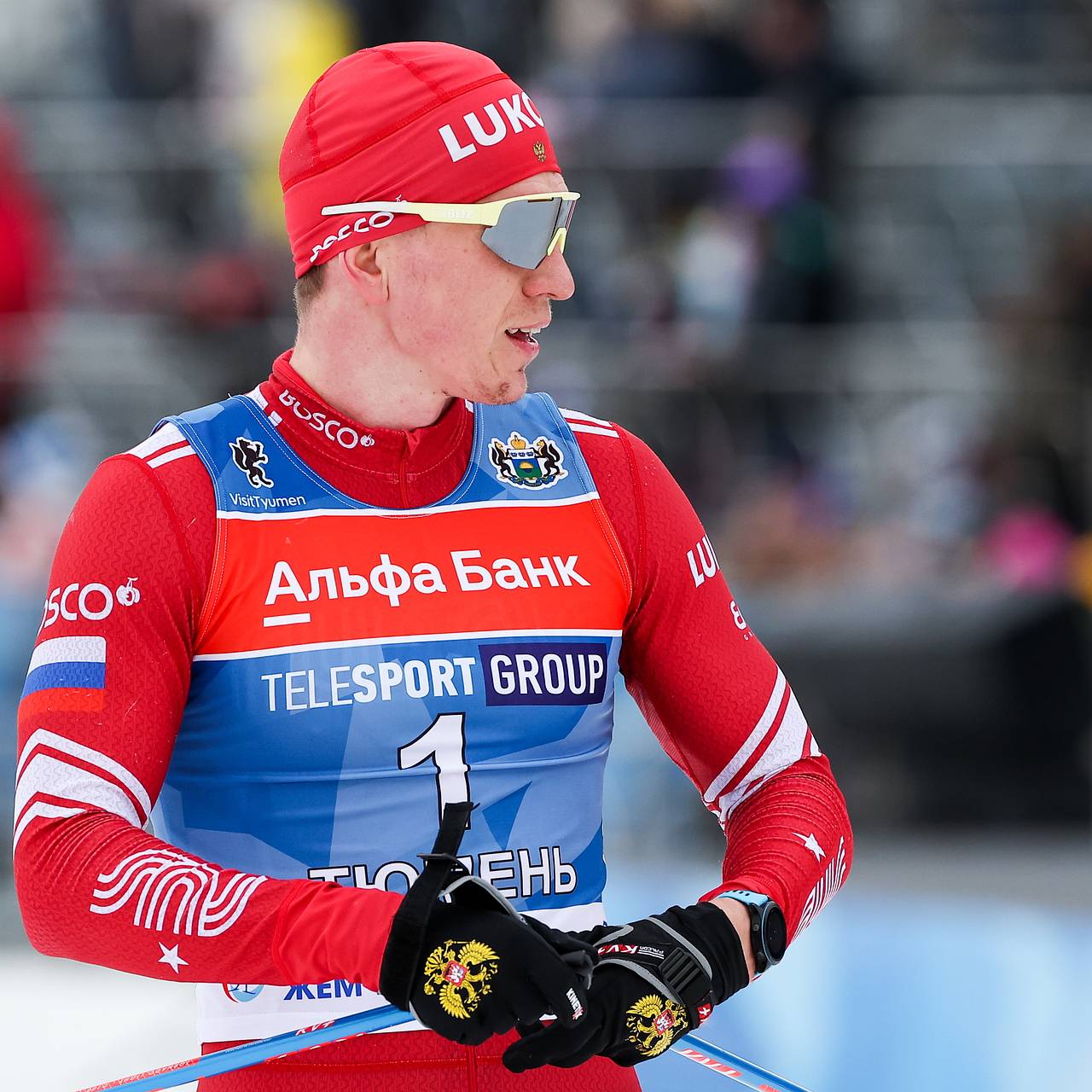 Большунов пропустил церемонию награждения после поражения на финише