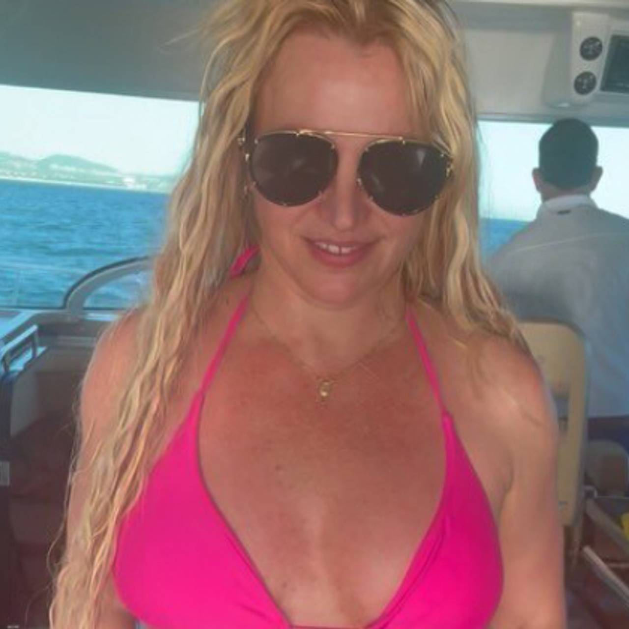 Неожиданное действие Бритни Спирс с бюстгальтером попало на видео