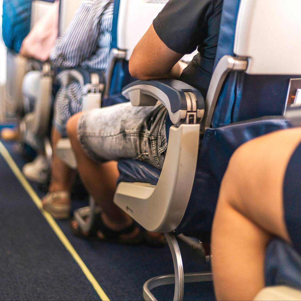 Названа неуместная на борту самолета одежда и обувь