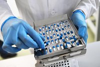 В России начинается массовое производство инновационных медицинских препаратов. Как это поможет пациентам?