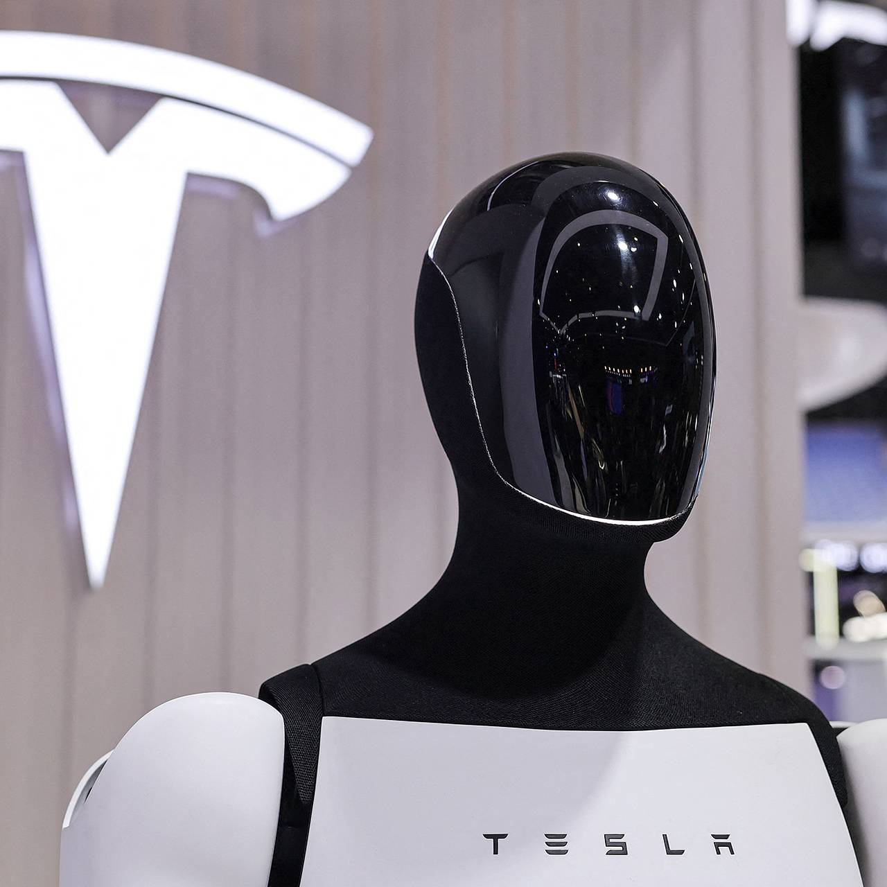 В роботе Tesla заметили человека