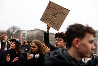 «Лучше жить при Путине!» Германию охватила волна «школьных забастовок». Как это связано с ожиданием войны с Россией? 