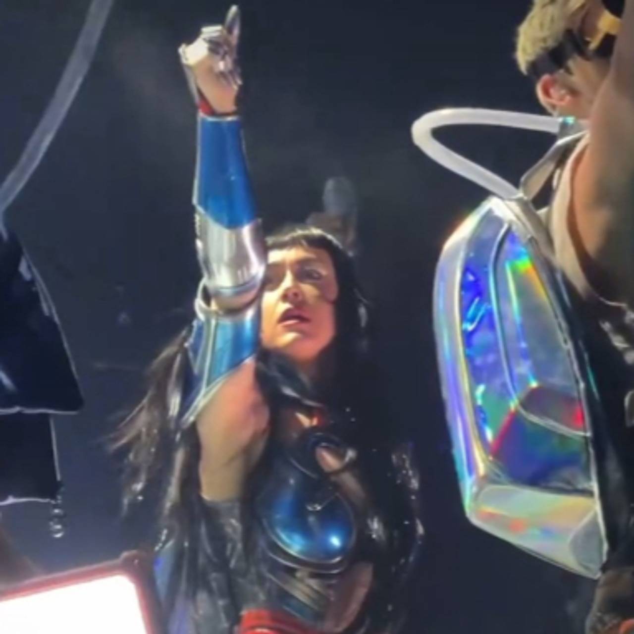 Кэти Перри выступила на сцене в оголяющих тело доспехах