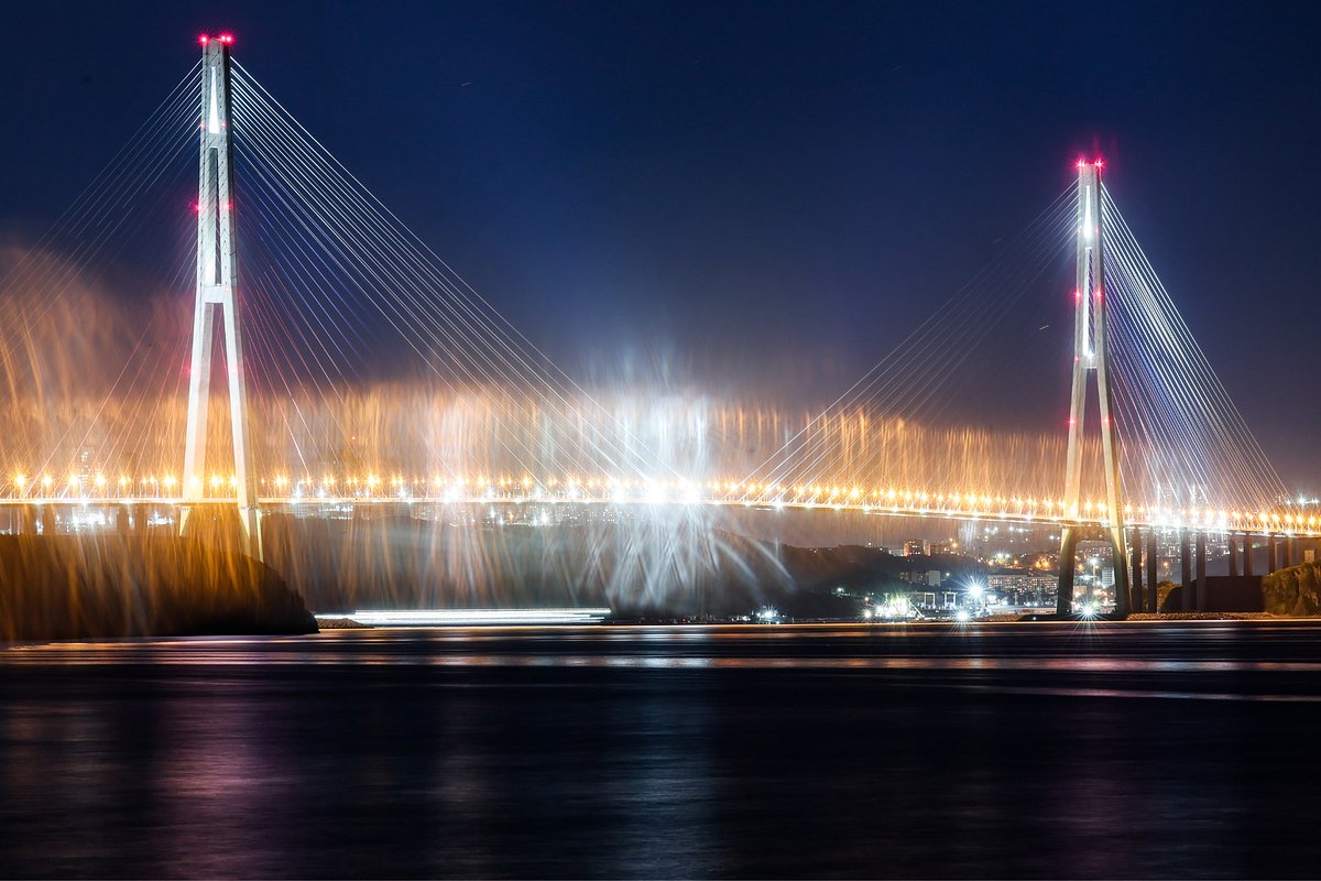 Россия. Приморский край. Владивосток. Вид на Русский мост через пролив Босфор Восточный