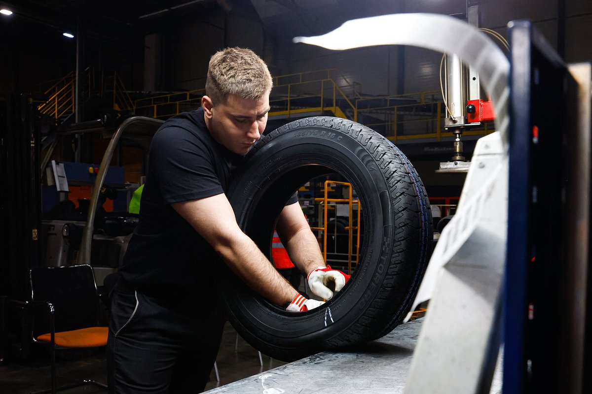 Россия. Калуга. Линия контроля качества на территории шинного завода Gislaved. Мощность завода – 4 миллиона шин в год. Бренд Gislaved был передан российской стороне, включая все производственные технологии и рецептуры резиновой смеси