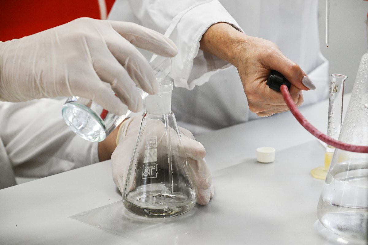 Лаборатория химического анализа на заводе