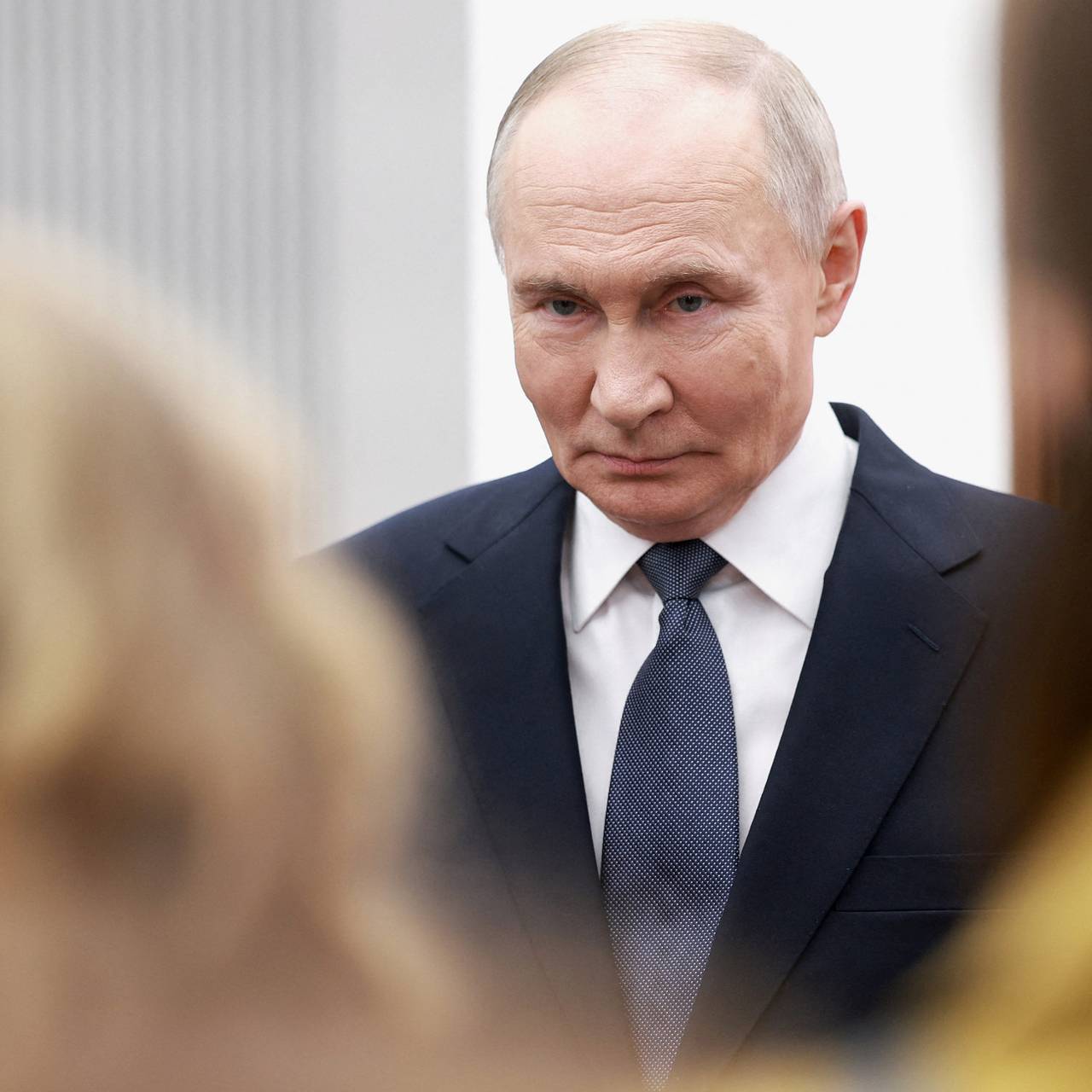 Путин потребовал начать менять экономику России немедленно