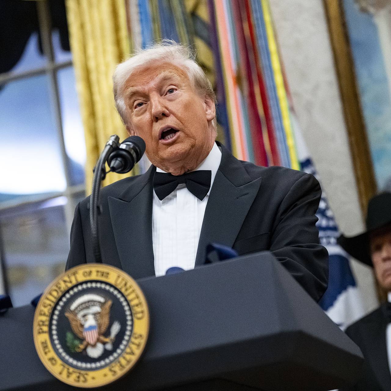 Борющегося со сном Трампа заметили на заседании в Белом доме