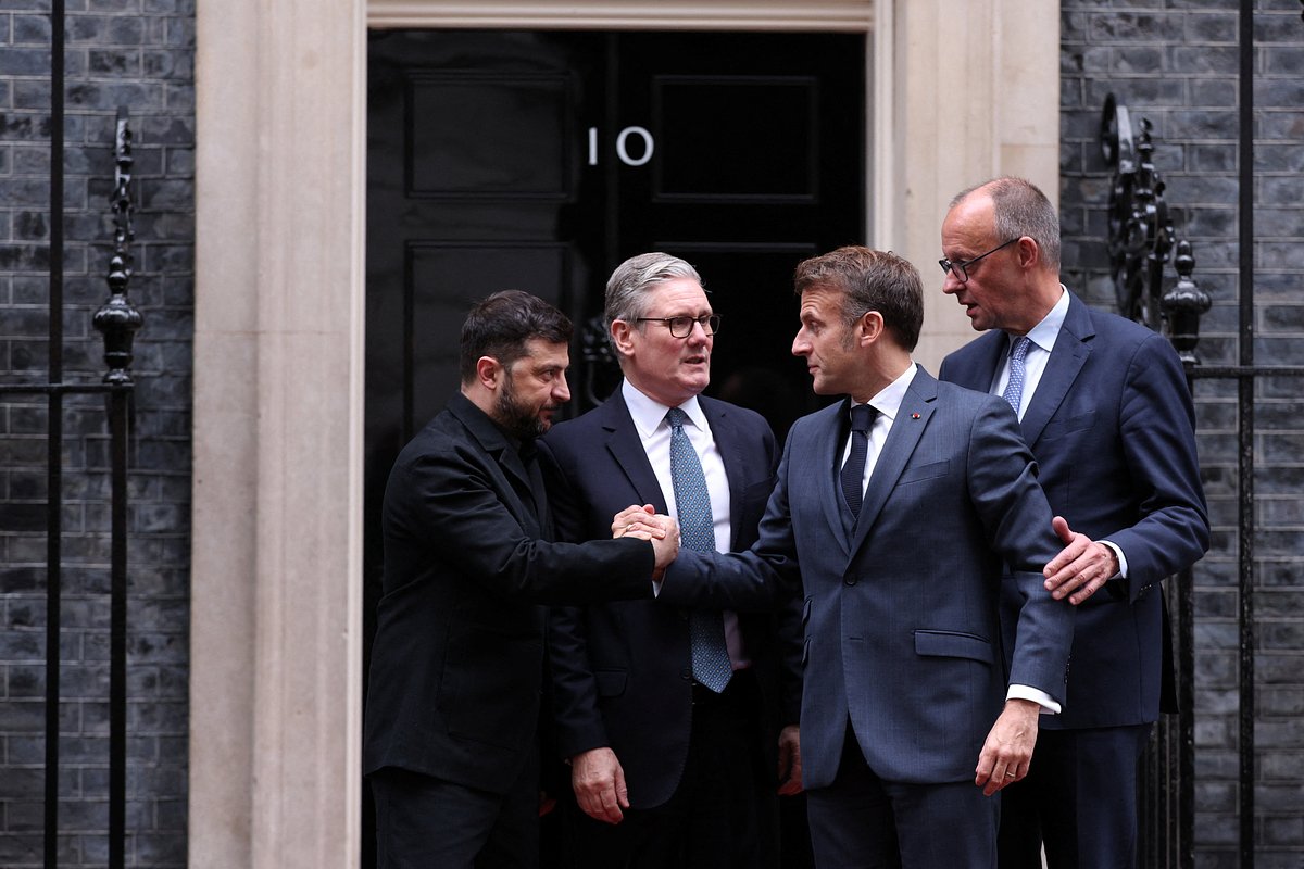 Ukraine's President Volodymyr Zelenskiy and French President Emmanuel Macron shake hands on the 10 Downing Street doorstep after a meeting with Britain's Prime Minister Keir Starmer and Germany's Chancellor Friedrich Merz, in London, Britain, December 8, 2025.