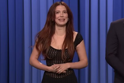 Звезда «Очень странных дел» в прозрачном наряде пришла на шоу