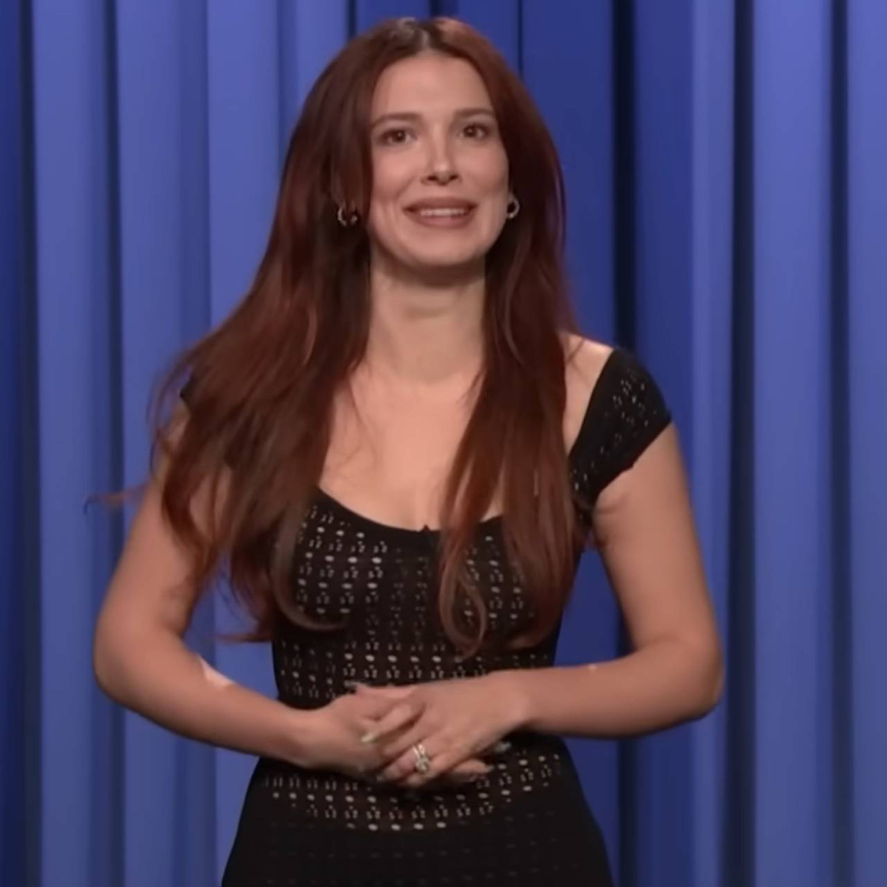 Звезда &laquo;Очень странных дел&raquo; в прозрачном наряде пришла на шоу