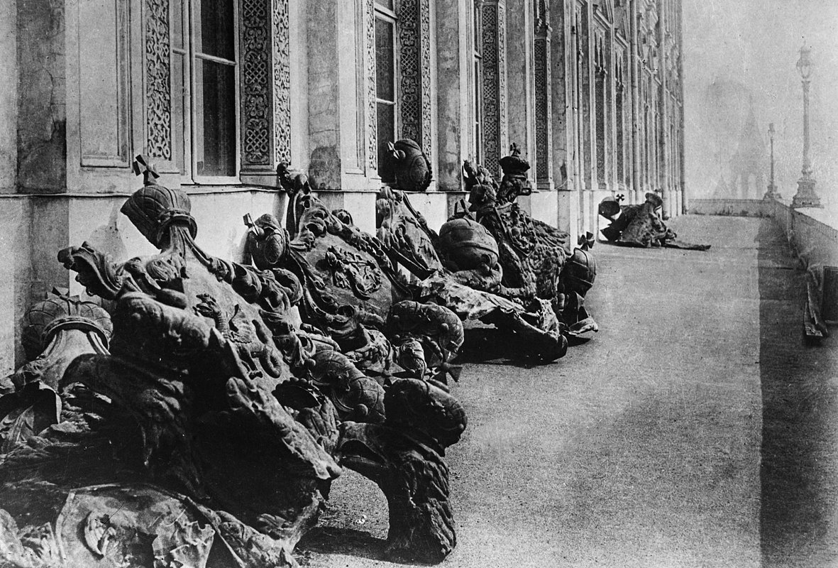 Гербы Российской империи, снятые с фронтона Большого Кремлевского дворца. 12 ноября 1917 года