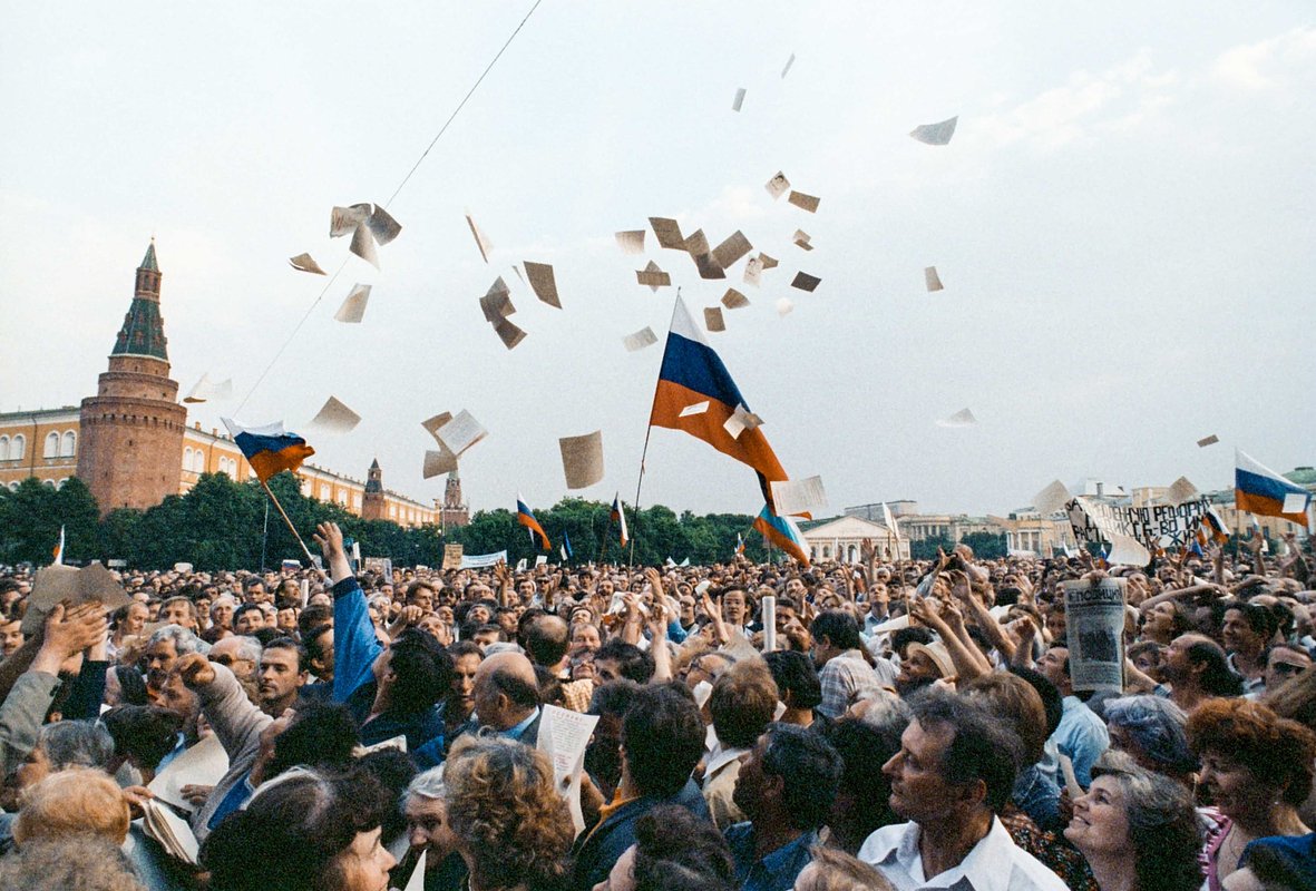 Предвыборный митинг в поддержку кандидатуры Бориса Ельцина на пост президента РСФСР на Манежной площади в Москве. 11 июня 1991 года